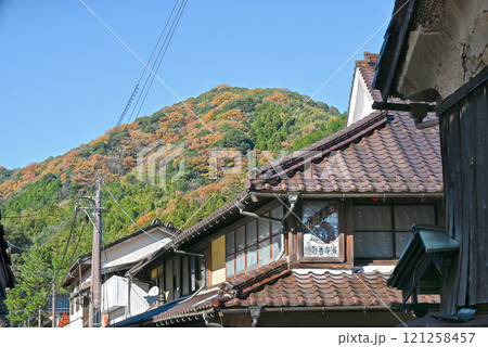 城下町津和野・紅葉に染まる山と古い町並み【島根県/津和野町】 121258457