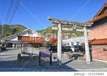 【島根県/津和野町】弥栄神社の御旅所の風景 121258462