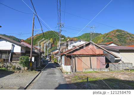 津和野の町中から見る秋の青野山の風景【島根県/津和野町】 津和野の町中から見る秋の青野山の風景【島根県/津和野町】 121258470