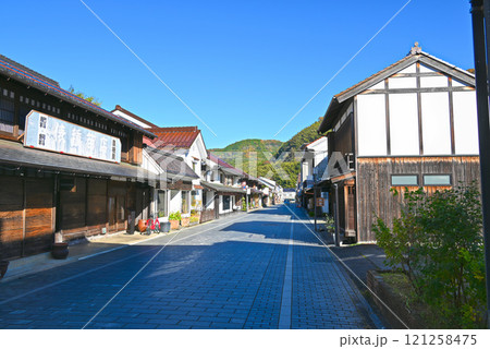 津和野城下町・大型商家が並ぶ本町通りの風景【島根県/津和野町】 121258475