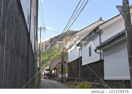 秋の津和野城下町・土蔵造りに挟まれた横町通り【島根県/津和野町】 秋の津和野城下町・土蔵造りに挟まれた横町通り【島根県/津和野町】 121258476