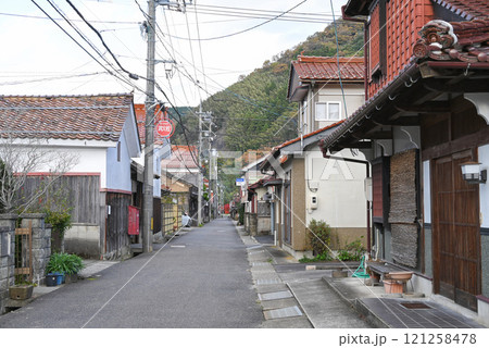 津和野城下町・商家の土蔵が並ぶ万町通りの風景【島根県/津和野町】 121258478