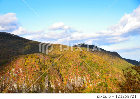 紅葉する山 121258721