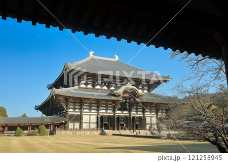 奈良　国宝華厳宗大本山東大寺大仏殿（金堂）を南大門より望む 121258945