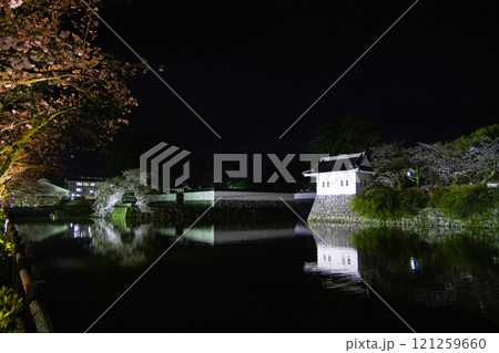 夜の馬出しと城隅櫓及びお堀に映った城壁 夜の馬出しと城隅櫓及びお堀に映った城壁 121259660