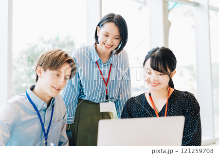 男女グループのビジネスシーン 121259708