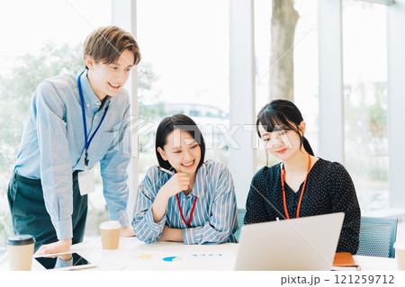 男女グループのビジネスシーン 男女グループのビジネスシーン 121259712