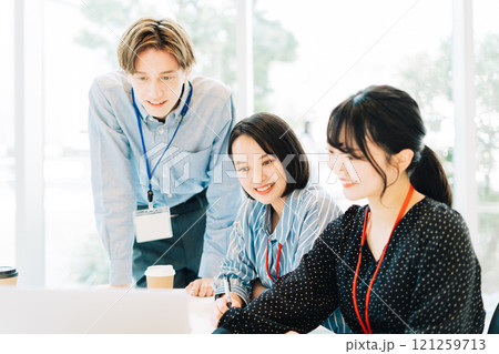 男女グループのビジネスシーン 121259713