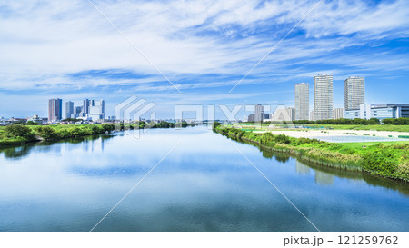 多摩川・ガス橋から武蔵小杉や下丸子のマンション群を望む【神奈川県・川崎市－東京都・大田区】 121259762