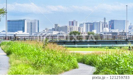 多摩川・ガス橋周辺から望む川崎の都市風景【神奈川県・川崎市】 121259783