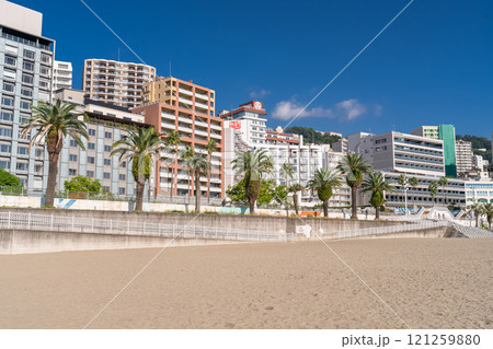《静岡県》熱海サンビーチ・リゾート地の風景 121259880