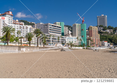 《静岡県》熱海サンビーチ・リゾート地の風景 121259881