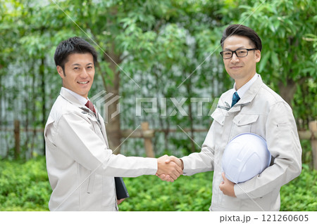 現場で握手をする作業員男性 121260605