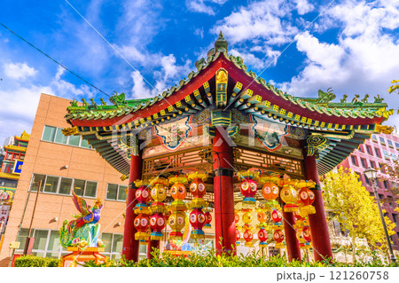 日本の横浜都市景観　2025春節燈花。横浜中華街・関帝廟通り沿いにある憩いの場「會芳亭」＝12日 121260758