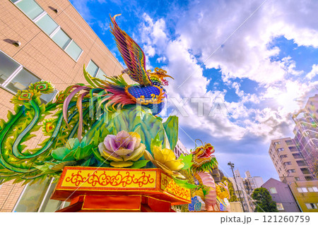 日本の横浜都市景観　2025春節燈花。山下町公園・憩いの場「會芳亭」前にお目見えした龍など＝12日 121260759