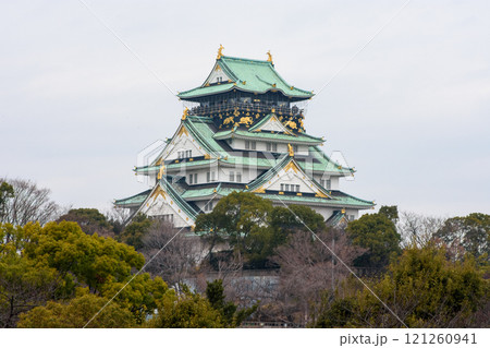 Osaka castle, one of the most famous castles and tourist landmarks in Japan 121260941