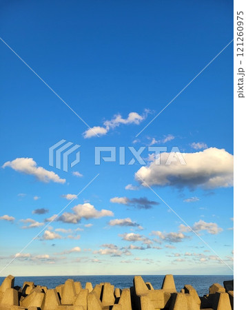 海に浮かぶ雲 121260975