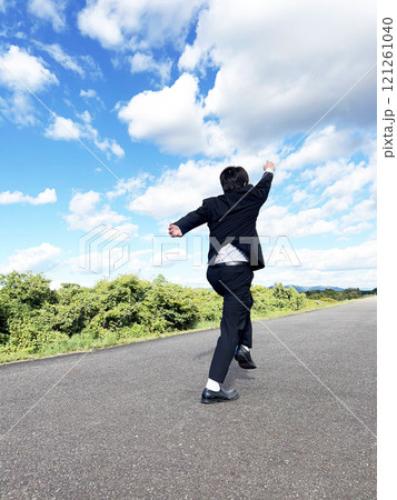 良く晴れた日の遊歩道で走る男性 121261040
