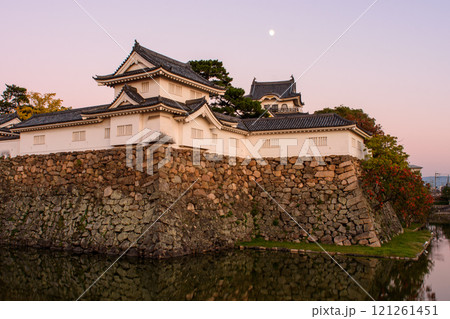 Kishiwada castle reflecting in the water moat at dusk, Kishiwada city in Osaka Prefecture, Japan Kishiwada castle reflecting in the water moat at dusk, Kishiwada city in Osaka Prefecture, Japan 121261451