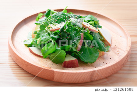 クレソンとリンゴのサラダ 121261599