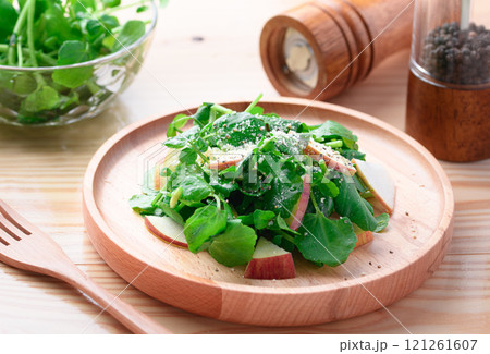 クレソンとリンゴのサラダ 121261607