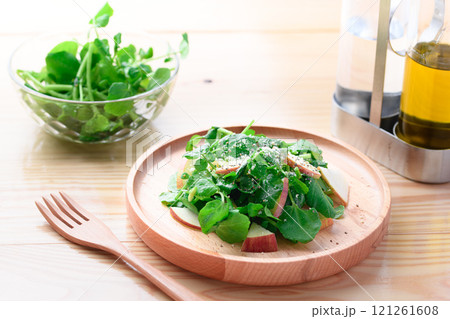 クレソンとリンゴのサラダ 121261608