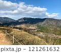 晴れた日の山の風景 121261632