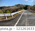 山へ続くまっすぐな道 121261633