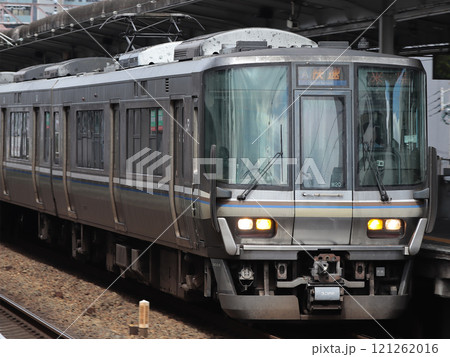 塚本駅を通過する223系快速米原行き(W20) 121262016