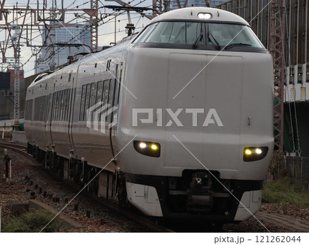 塚本駅を通過する287系特急こうのとり5号 121262044