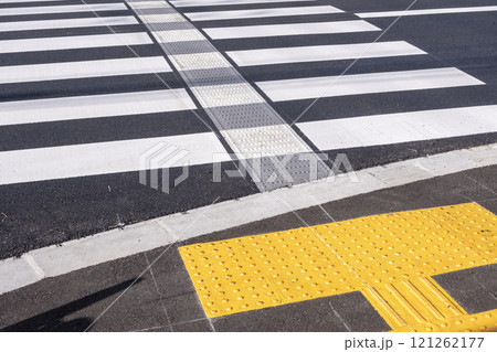 点字ブロックのある横断歩道 121262177