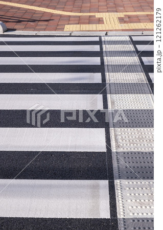 点字ブロックのある横断歩道 121262179
