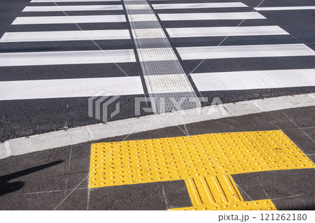 点字ブロックのある横断歩道 121262180