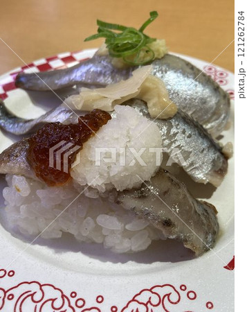 回転ずしで食べる「いわし」 121262784