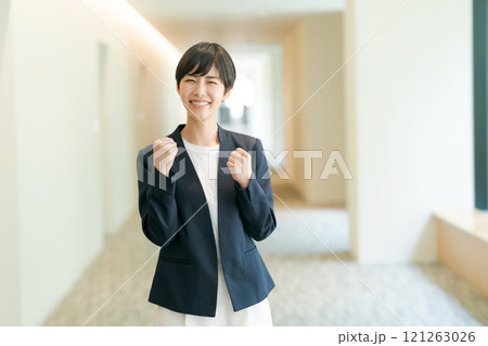 ガッツポーズをするスーツの女性 121263026