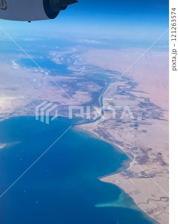 ドバイーマドリードの機内より見るスエズ運河 121263574