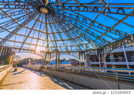 日本の横浜都市景観 年の瀬…横浜市営地下鉄 中川駅(東京都市大横浜キャンパス前)などを望む＝16日 121264003