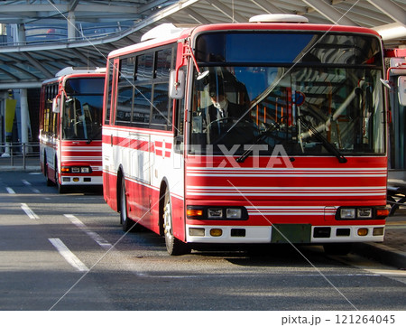 寝屋川市駅東ロータリーに停車中の京阪バス 121264045