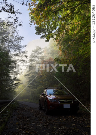 霧と紅葉の倉越パノラマラインの道路から倉越高原を仰ぎ見る 霧と紅葉の倉越パノラマラインの道路から倉越高原を仰ぎ見る 121264068