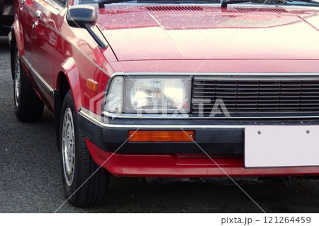 自動車イメージ　マツダ5代目ファミリア4ドアサルーンのフロントマスク 121264459