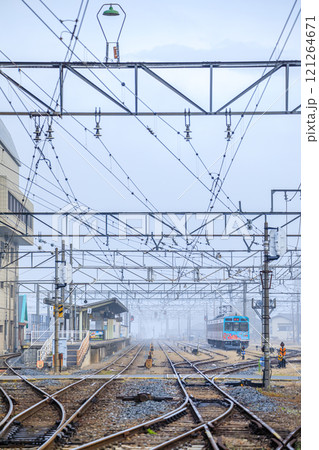 霧のかかる早朝の秩父駅とデハ7500形　埼玉県秩父市 121264671
