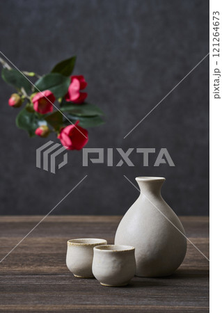 日本酒イメージ　徳利とお猪口の酒器セット 121264673