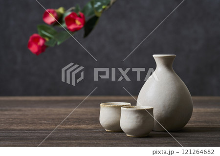 日本酒イメージ 徳利とお猪口の酒器セット 日本酒イメージ 徳利とお猪口の酒器セット 121264682