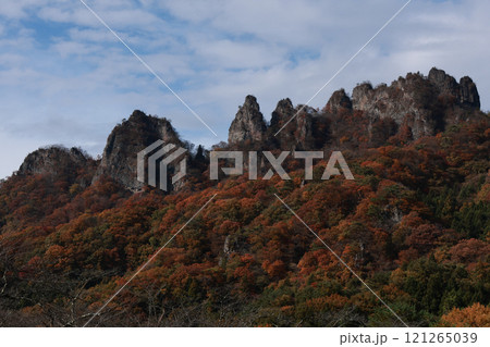 紅葉が美しい妙義山 121265039