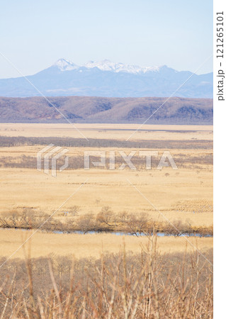 北海道、釧路湿原と雌阿寒岳の風景 121265101