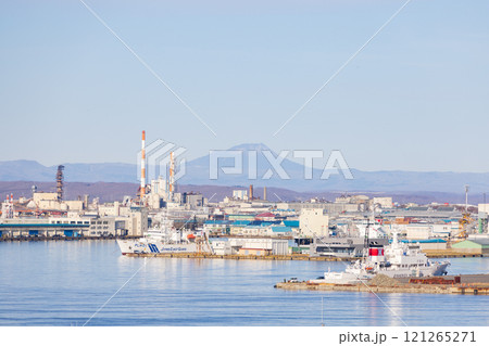 北海道、釧路港と雄阿寒岳の風景 北海道、釧路港と雄阿寒岳の風景 121265271