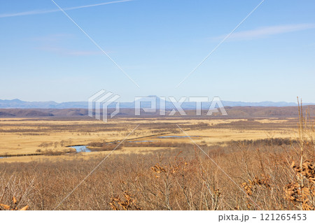北海道、釧路湿原と雄阿寒岳の風景 121265453