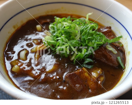 外食チェーンストアで食べる「プレミアムカレーうどん」 121265513