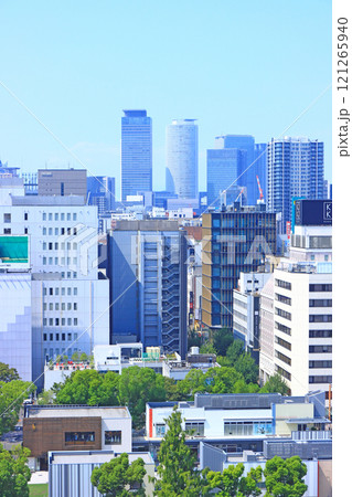 愛知県名古屋市、多くの高層ビルが立ち並ぶ名古屋市中心部の風景 121265940