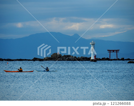 神奈川県三浦半島・森戸海岸・葉山灯台と名島の鳥居 121266088